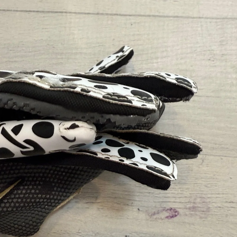 Nike Youth Vapor Jet 7.0 Football Gloves black and white‎ Youth Medium